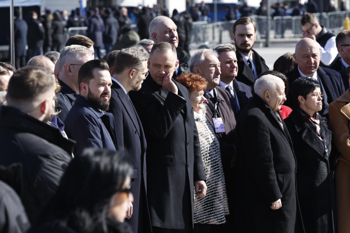 Rocznica katastrofy smoleńskiej. Prezydent Nawrocki uczcił pamięć zmarłych
