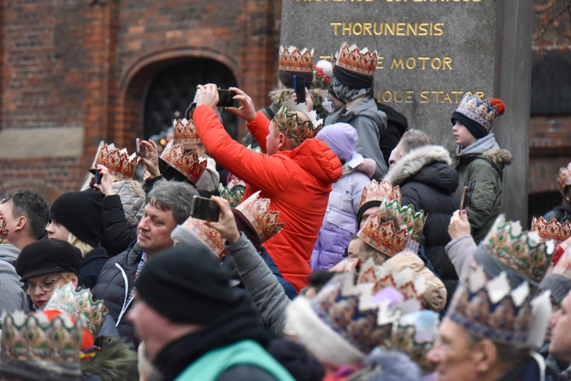 Orszak Trzech Króli 2025 w Toruniu: Kopernik towarzyszył Mędrcom ze Wschodu. Zdjęcia ze starówki