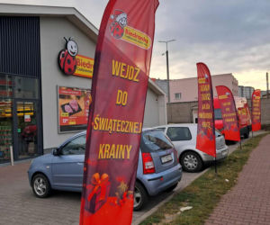 Święty Mikołaj Biedronki odwiedził świętokrzyskie miasto. Zobaczcie co działo się w wiosce przed sklepem