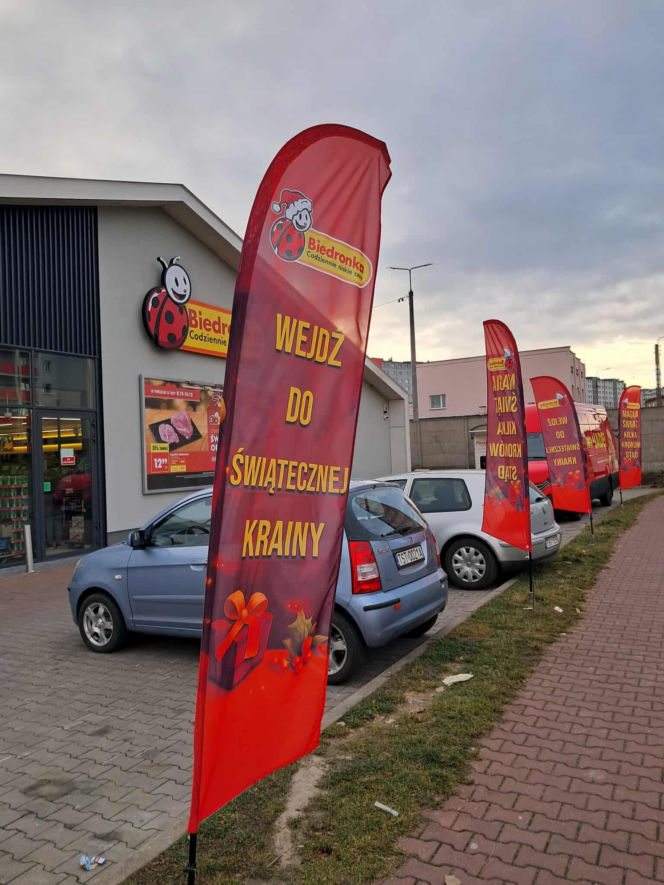 Święty Mikołaj Biedronki odwiedził świętokrzyskie miasto. Zobaczcie co działo się w wiosce przed sklepem