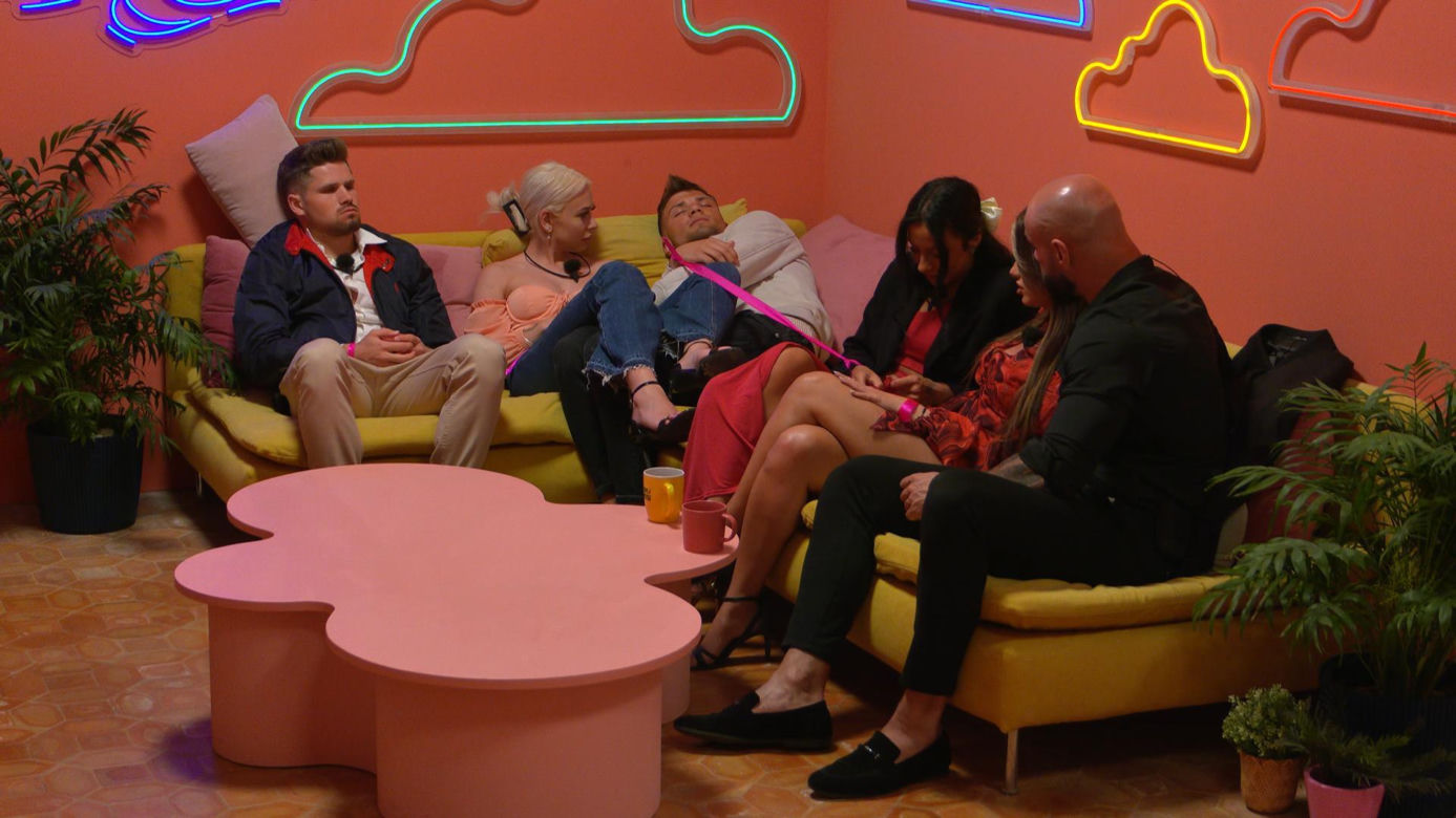 Love Island 9: to już koniec Adriana w programie? Widzowie czują się oszukani