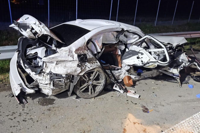 BMW uderzyło w bariery, nie żyje 35-latek. Tragiczny wypadek na DK17