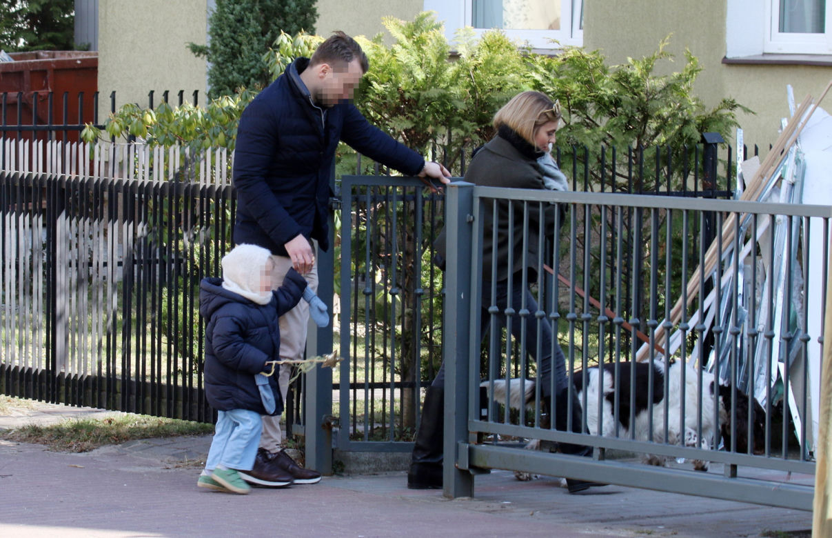 Kasia Tusk z rodziną odwiedziła rodziców. Tylko zobacz, co trzymała w ręku jej córka 