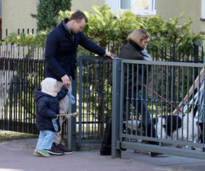 Kasia Tusk z rodziną odwiedziła rodziców. Tylko zobacz, co trzymała w ręku jej córka 