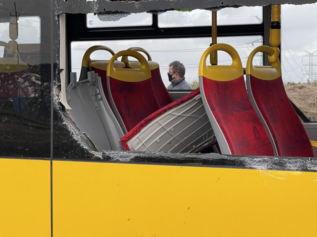 Horror pod Warszawą. Traktor wbił się w autobus z ludźmi! 