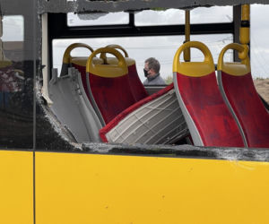 Horror pod Warszawą. Traktor wbił się w autobus z ludźmi! 