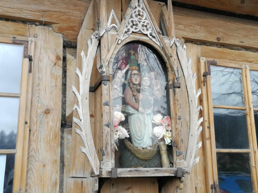 Ta małopolska wieś to żywy skansen. Kilkuset letnie chałupy wciąż zamieszkują mieszkańcy