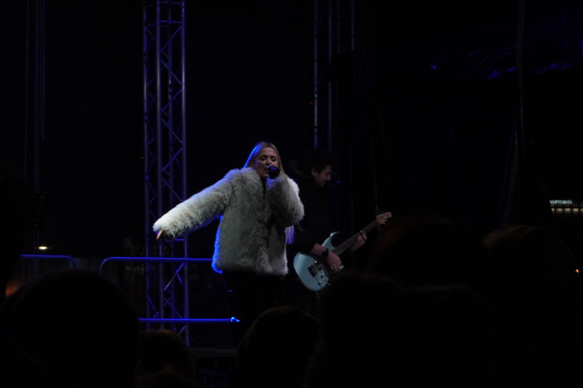 Koncert Gosi Andrzejewicz podczas jarmarku świątecznego na MTP