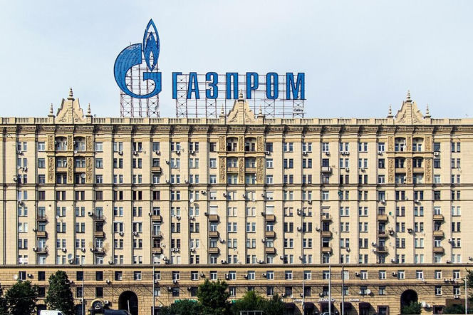 Duży budynek z logotypem firmy Gazprom na dachu. O kwestii kar dla rosyjskiego koncernu przeczytasz na Radioplus.
