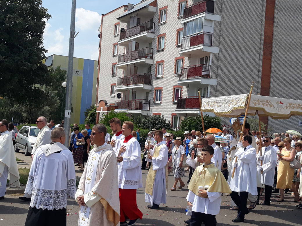 Białystok. Boże Ciało 2019. Wspólna procesja dwóch parafii: św. Jadwigi i NMP z Guadalupe