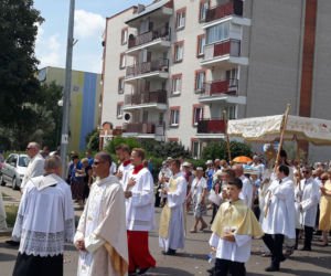 Białystok. Boże Ciało 2019. Wspólna procesja dwóch parafii: św. Jadwigi i NMP z Guadalupe