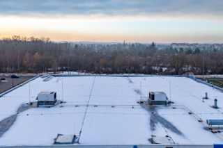 Monitoring i odśnieżanie dachów płaskich – zasady i metody dla obiektów wielkopowierzchniowych