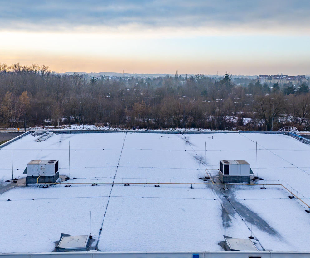 Monitoring i odśnieżanie dachów płaskich – zasady i metody dla obiektów wielkopowierzchniowych