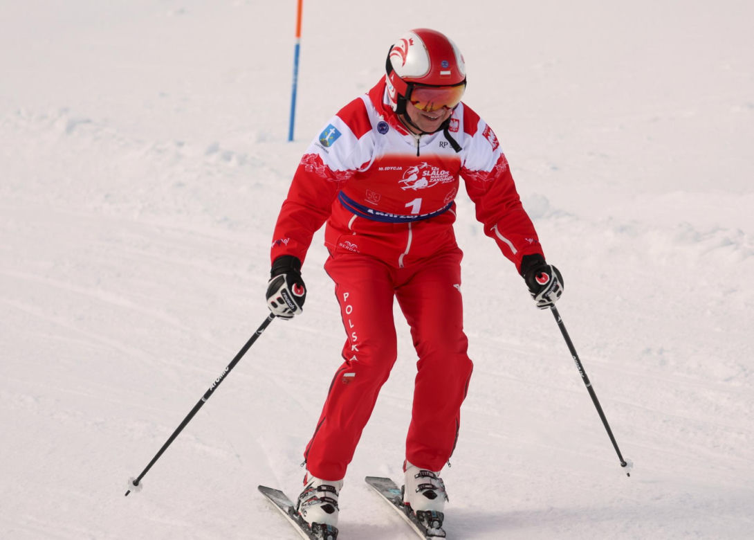 Prezydent Andrzej Duda podczas 10. edycji charytatywnych zawodów "12H Slalom Maraton Zakopane 2024" na Kasprowym Wierchu