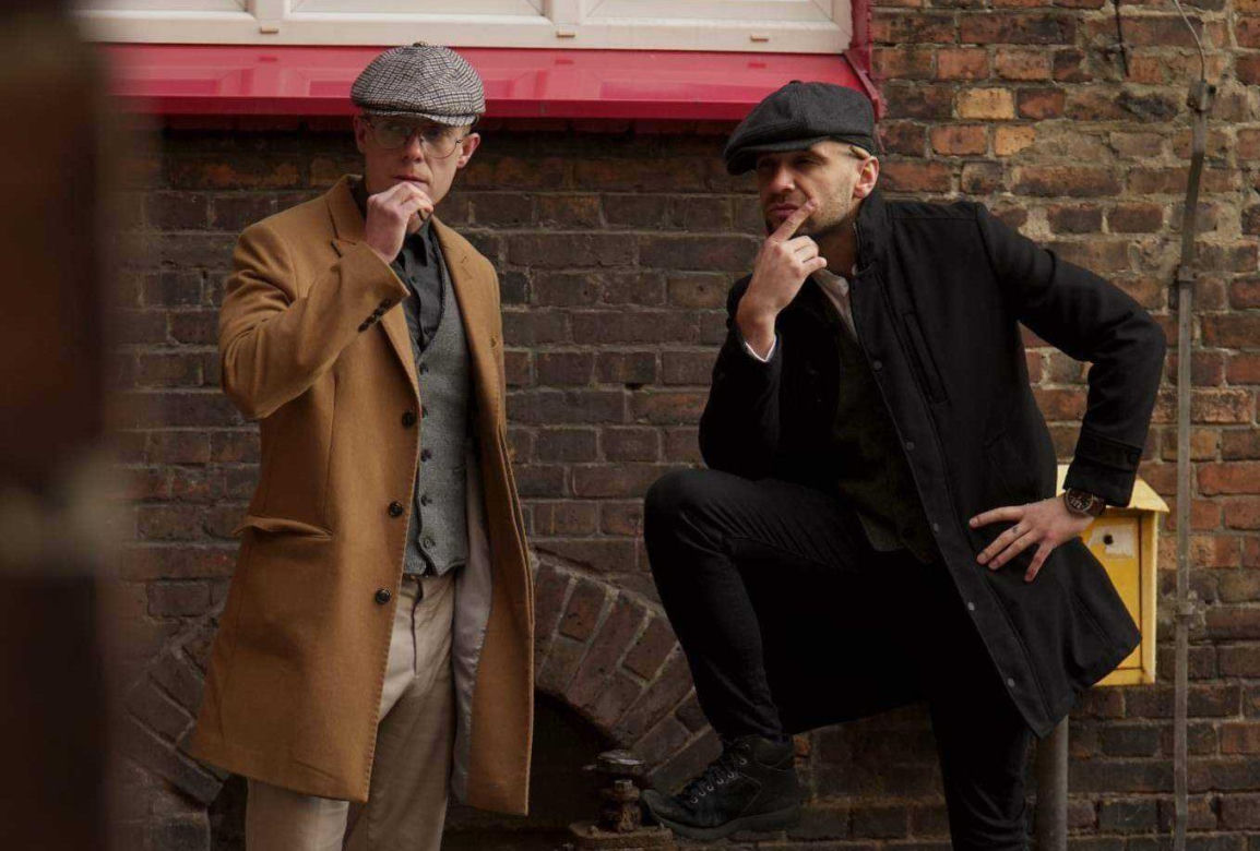 Hip-hopowy duet z Tarnowskich Gór w sesji w stylu serialu "Peaky Blinders"