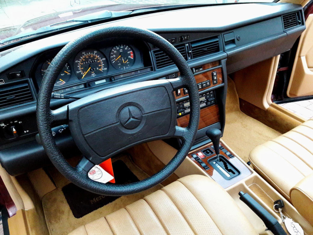 Mercedes-Benz 190E z przebiegiem 499 km