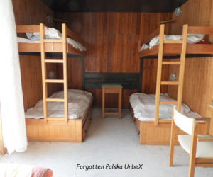 Lalka śpiąca w łóżku i urządzenia rehabilitacyjne. Co znajduje się w opuszczonym sanatorium przy polskiej granicy! [ZDJĘCIA]