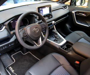 2019 Toyota RAV4 Hybrid - wnętrze piątej generacji SUV-a