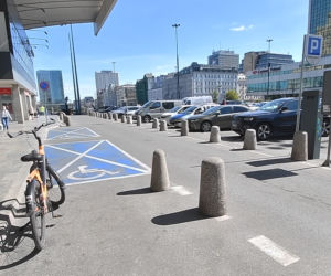 Taksówkarze wyrzuceni spod centralnego. Miejsca parkingowe stoją puste