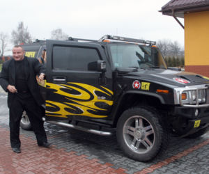 Mariusz Pudzianowski jeździ Hummerem H2