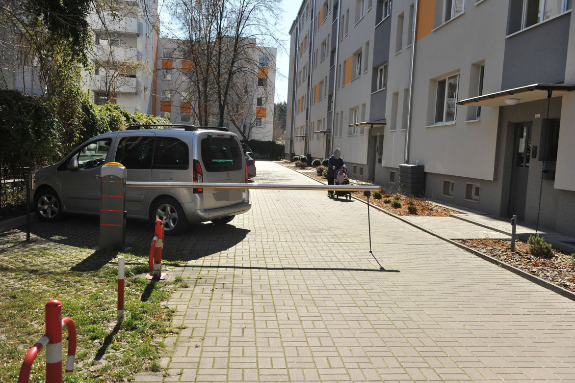 Wojna o parking w Wawrze jak u Barei. Mieszkańcy poszli do sądu