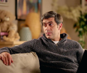 Na Wspólnej, odcinek 4171: Kariera Mariusza wisi na włosku. Mężczyzna ucieka w alkohol i odsuwa się od Oli