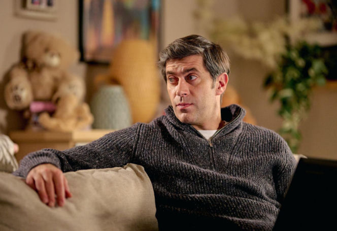 "Na Wspólnej", odcinek 4171: Kariera Mariusza wisi na włosku. Mężczyzna ucieka w alkohol i odsuwa się od Oli