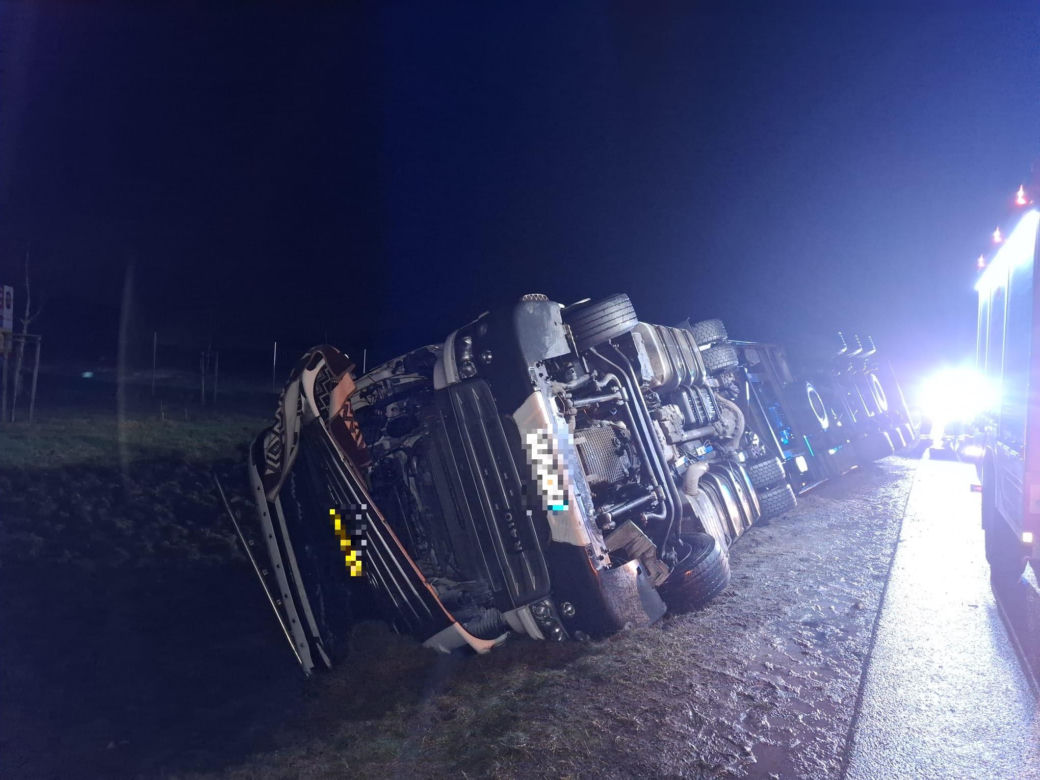 Wypadek na S5 koło Leszna. Ciężarówka z tytoniem wpadła do rowu