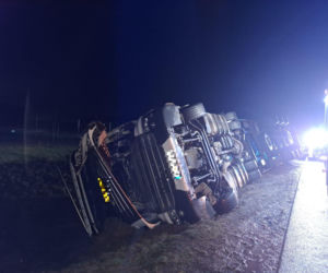 Wypadek na S5 koło Leszna. Ciężarówka z tytoniem wpadła do rowu