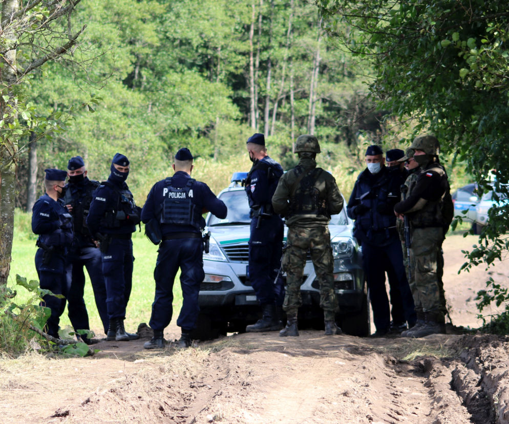 W stronę policjantów leciały kamienie! Niebezpieczny incydent niedaleko Bobrówki