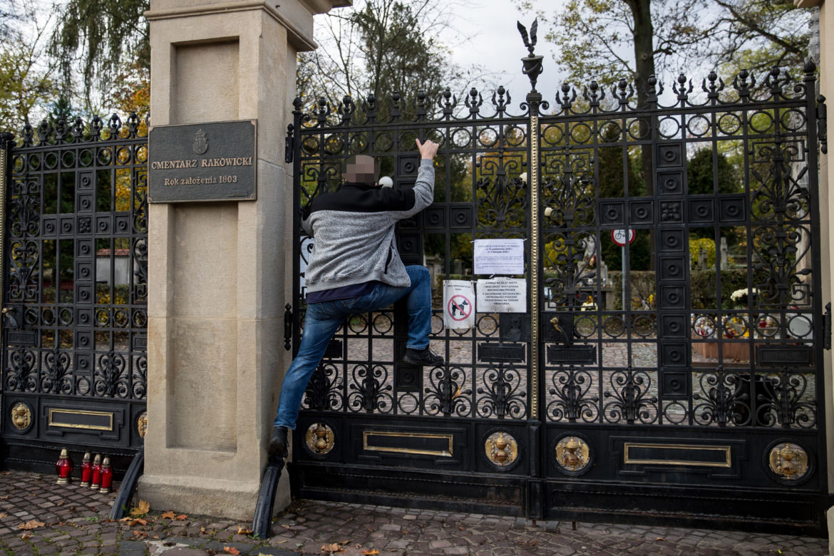 Cmentarze 1 listopada zamknięte dla niezaszczepionych. Kontrowersyjna rada eksperta. Rząd już podjął decyzję!