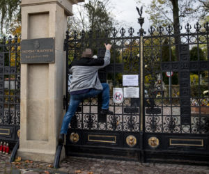Cmentarze 1 listopada zamknięte dla niezaszczepionych. Kontrowersyjna rada eksperta. Rząd już podjął decyzję!