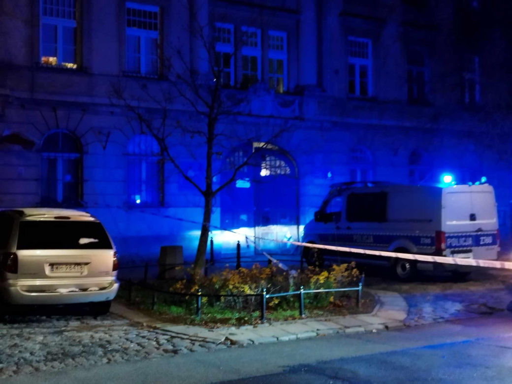 Strzały na warszawskiej Pradze. W trakcie interwencji został ranny policjant. Trwa walka o jego życie