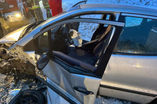 Czołowe zderzenie w powiecie kościańskim. Dwie osoby w szpitalu