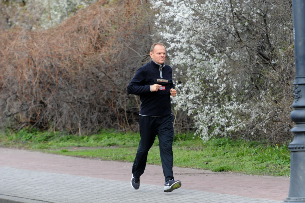Król biega po ulicy, królowa z księżniczka po bazarze