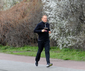 Król biega po ulicy, królowa z księżniczka po bazarze