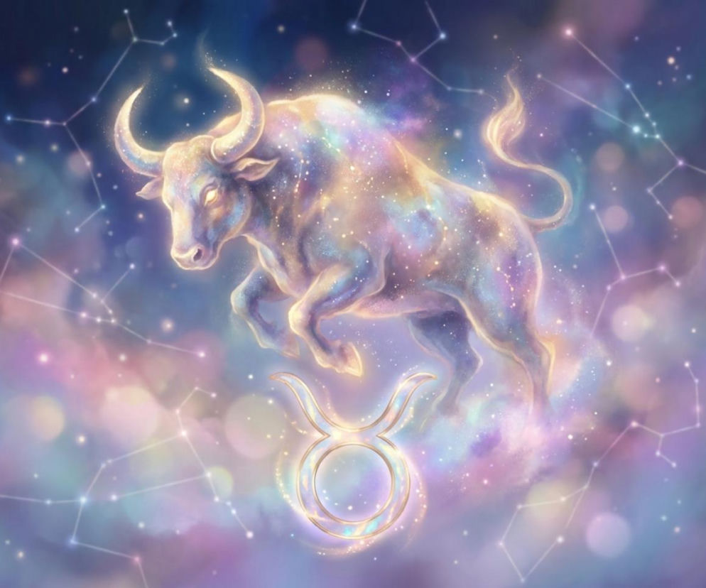 Mieniący się światłem, eteryczny Byk, znak zodiaku, w otoczeniu konstelacji gwiazd na tle rozmytej, galaktycznej przestrzeni. Poniżej symbol Byka. Ilustracja symbolizuje horoskop dzienny Byka, o którym przeczytasz na naszym portalu.