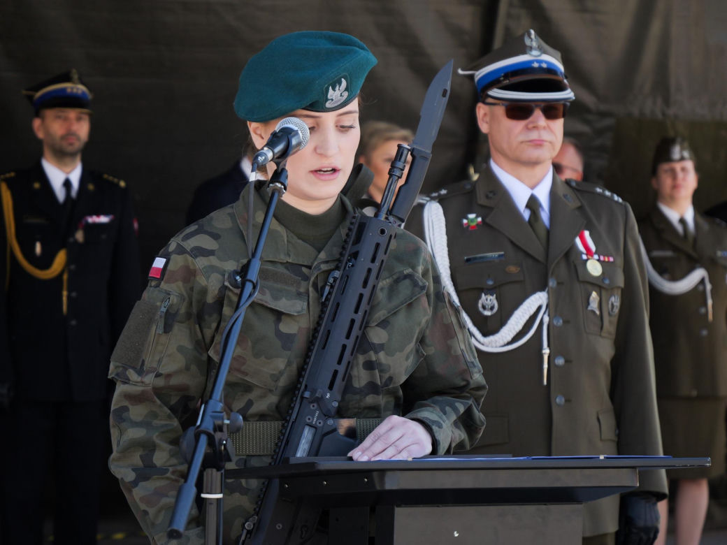 Ponad stu żołnierzy na Placu Solidarności w Olsztynie. Złożyli uroczystą przysięgę [ZDJĘCIA]