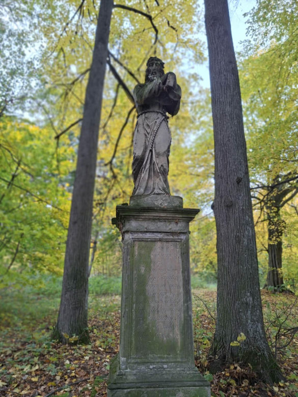 Ma ponad 125 lat i stoi obok dawnego dworu. Niezwykła figura w świętokrzyskiej wsi