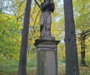 Ma ponad 125 lat i stoi obok dawnego dworu. Niezwykła figura w świętokrzyskiej wsi