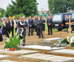 Sieroty żegnały rodziców kwiatami