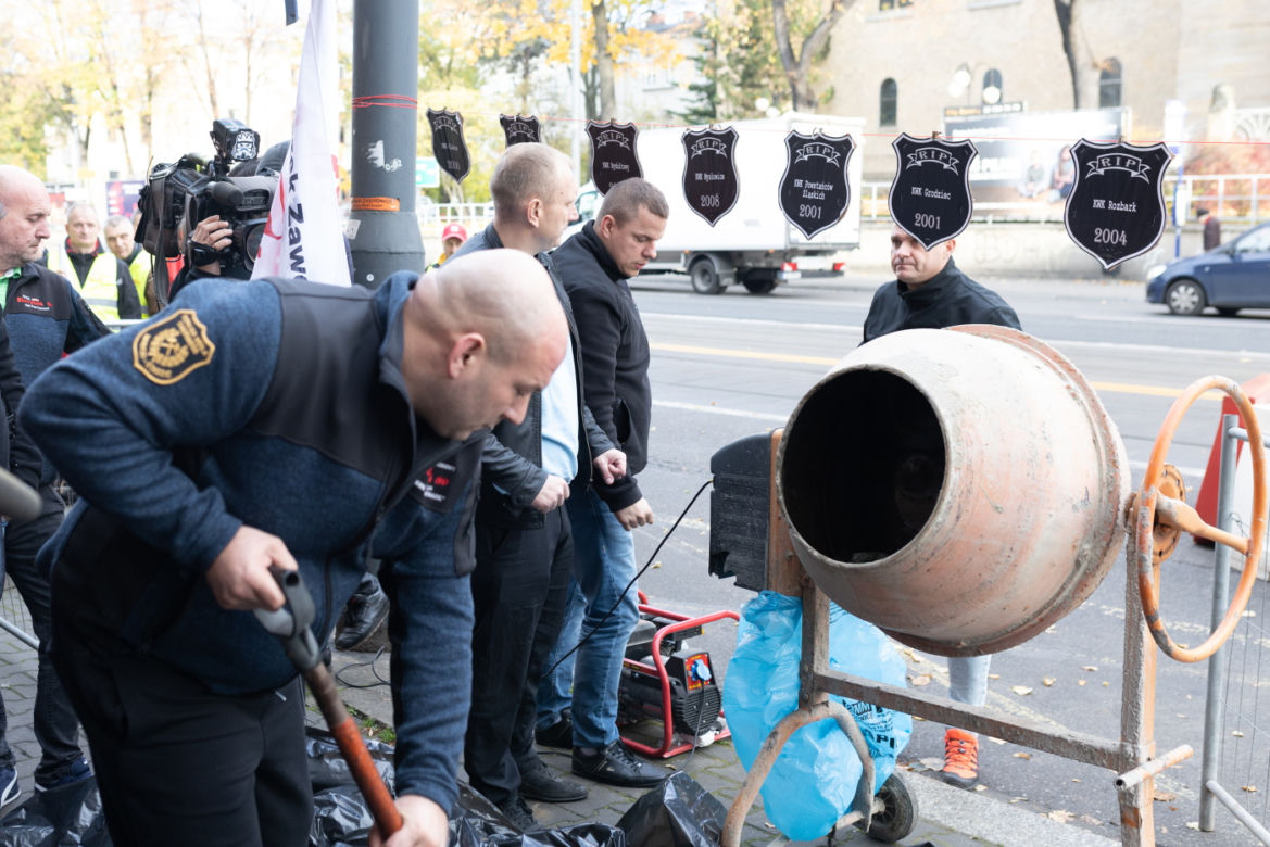 Protest górników pod biurem Morawieckiego w Katowicach. Związkowcy starli się z policją