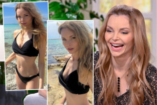 Iza Miko w minibikini hasa po plaży w pełnym słońcu. Jest tak gorąca, że nie potrzebuje kremu z filtrem