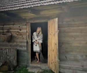 Marzenia trzeba realizować. Monika Dygas realizuje je krok po kroku. Chata Szeptuchy już stoi