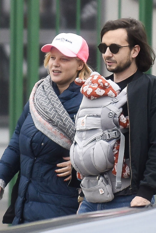 Joanna Kulig na spacerze z rodziną