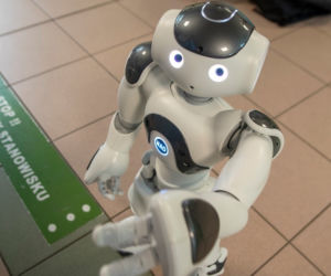 Roboty pomagają...