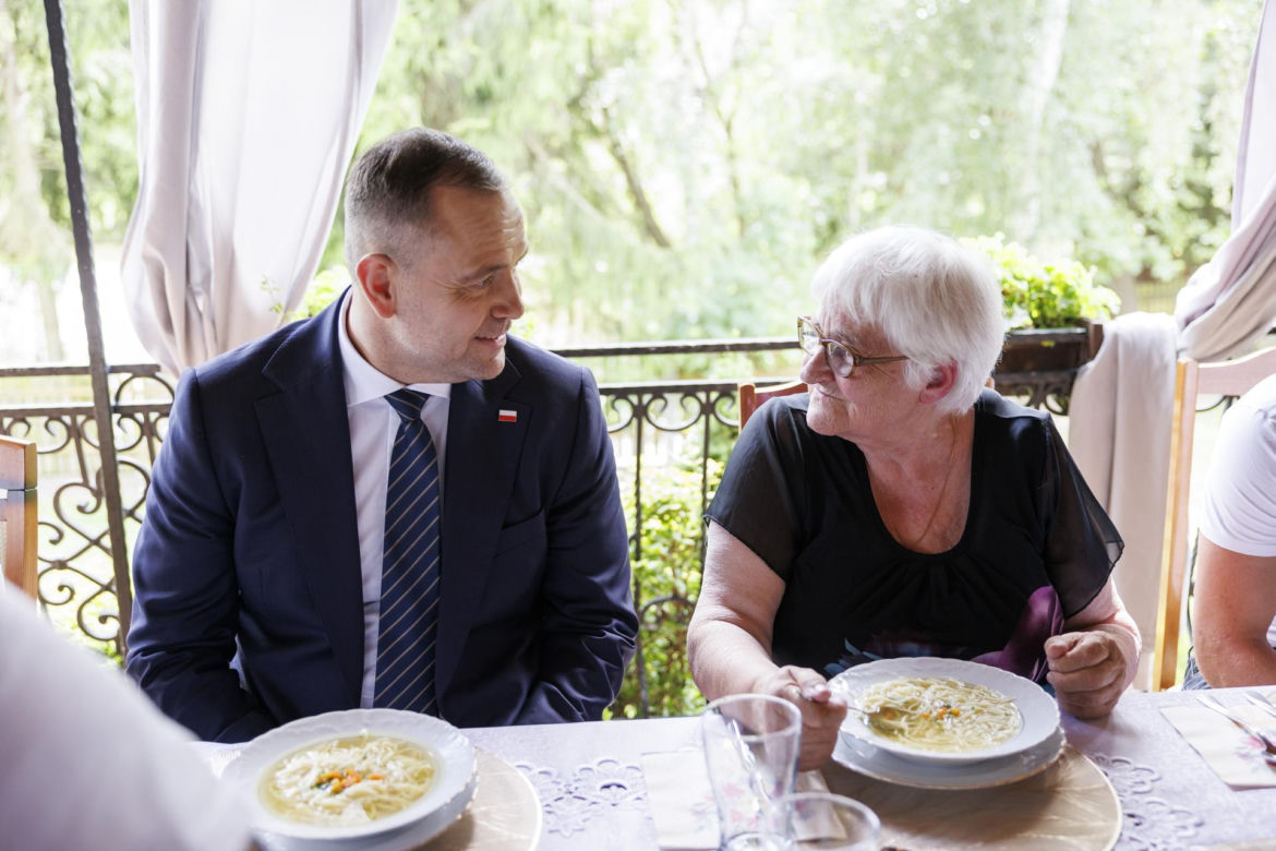 Karol i Marta Nawroccy na obiedzie u rodziny spod Kolbuszowej, na stole same smakołyki