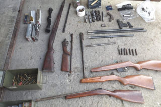 Fabryka broni pod Dąbrową Tarnowską: 45-latek z arsenałem i narkotykami