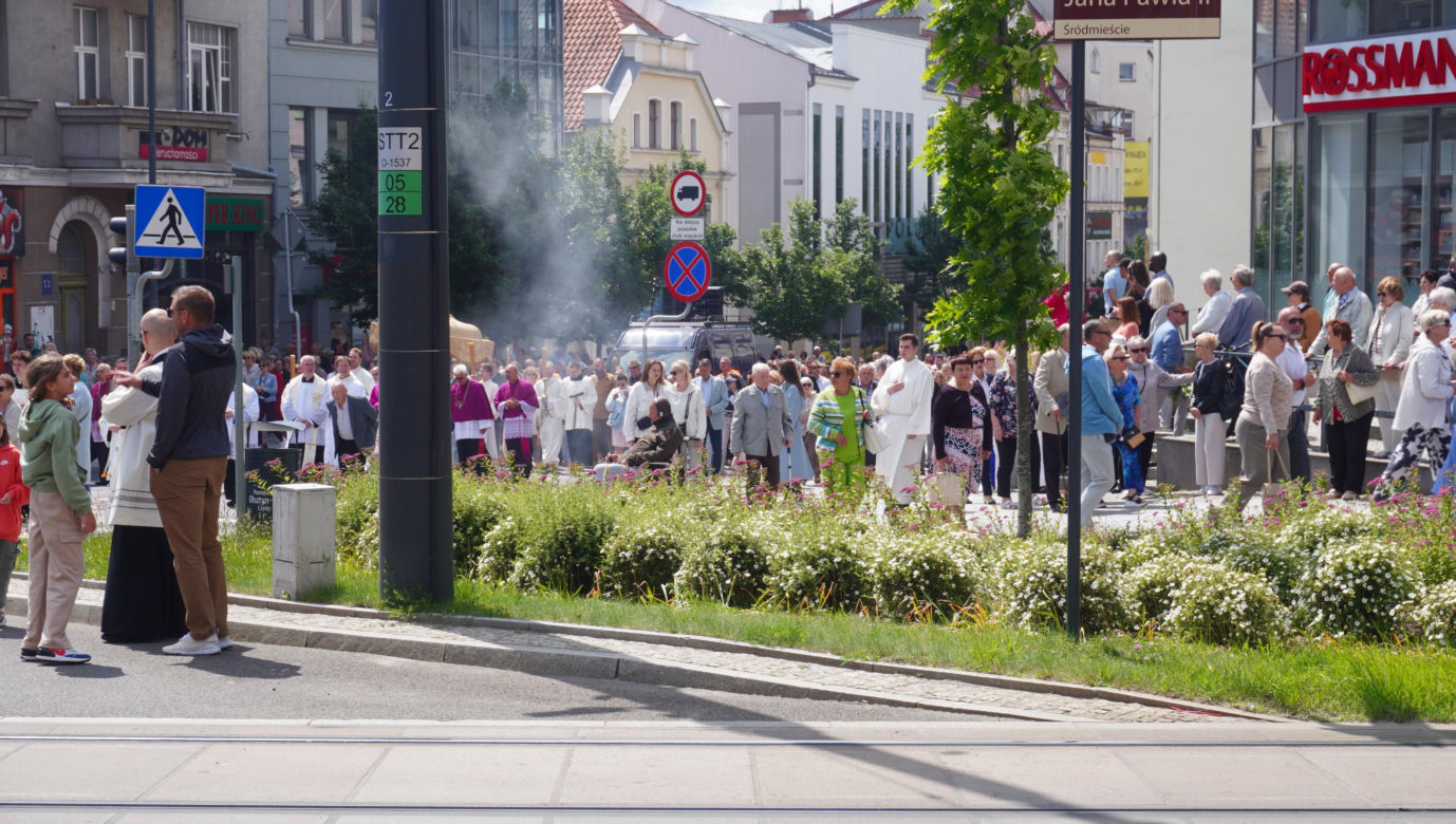 Boże Ciało 2025. Tysiące osób uczestniczyło w olsztyńskich procesjach
