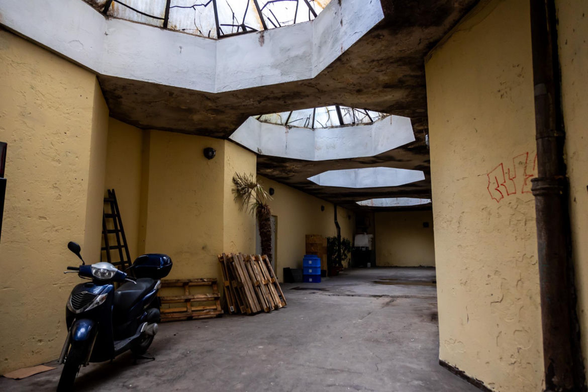Pasaż Italia - zobacz, jak dziś wygląda zaniedbany zabytek. Nowe graffiti już przykryto kolejnym